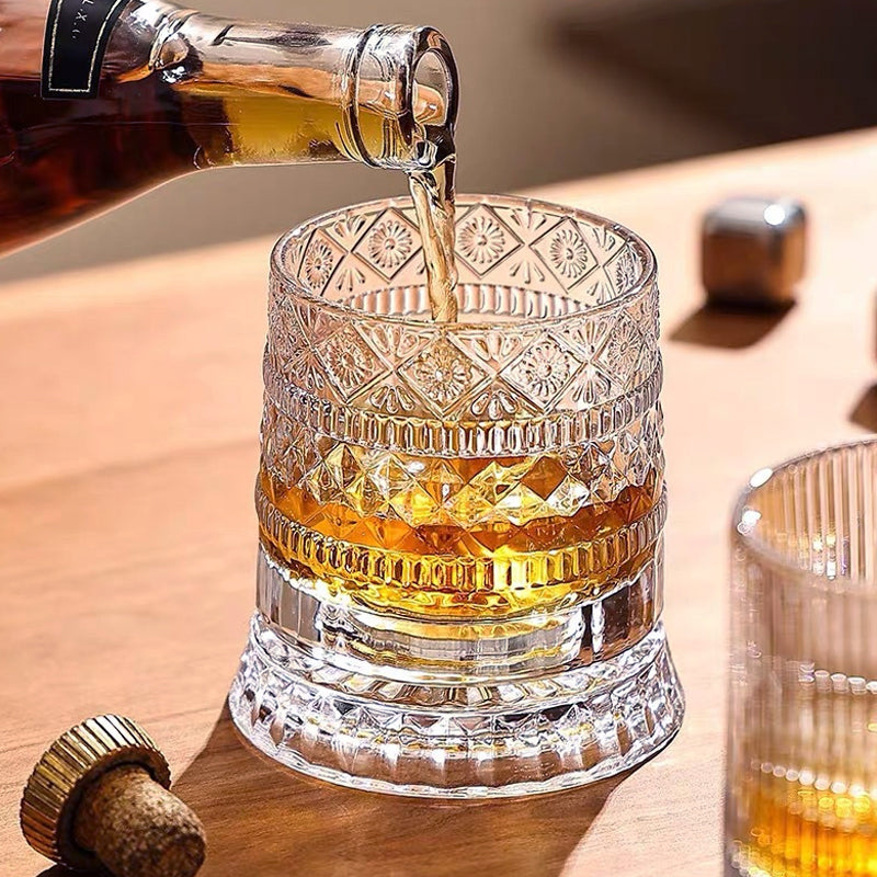 360° Drehbarer Whisky-Glasbecher – Rotierendes Kristallglas mit Prägung