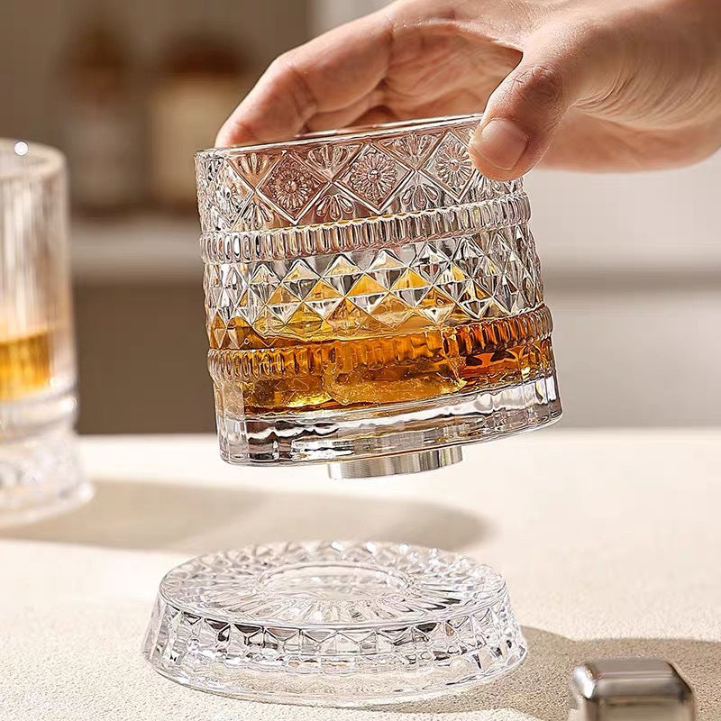 360° Drehbarer Whisky-Glasbecher – Rotierendes Kristallglas mit Prägung